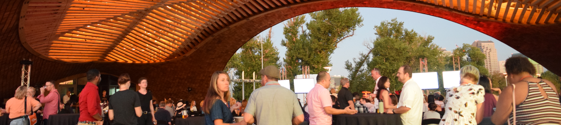 Tedx在谷仓演讲，居民们站在拱门下